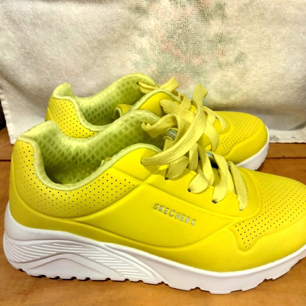 Sketchers youth'/women's size 2 NWOT